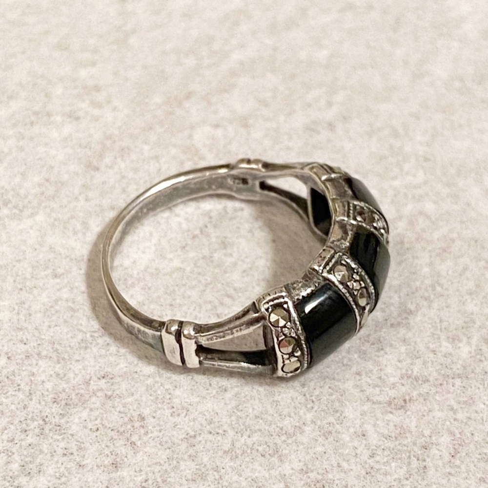 Vintage Sterling Silver Triple Marcasite and Black Onyx Ring - Picture 4 of 11